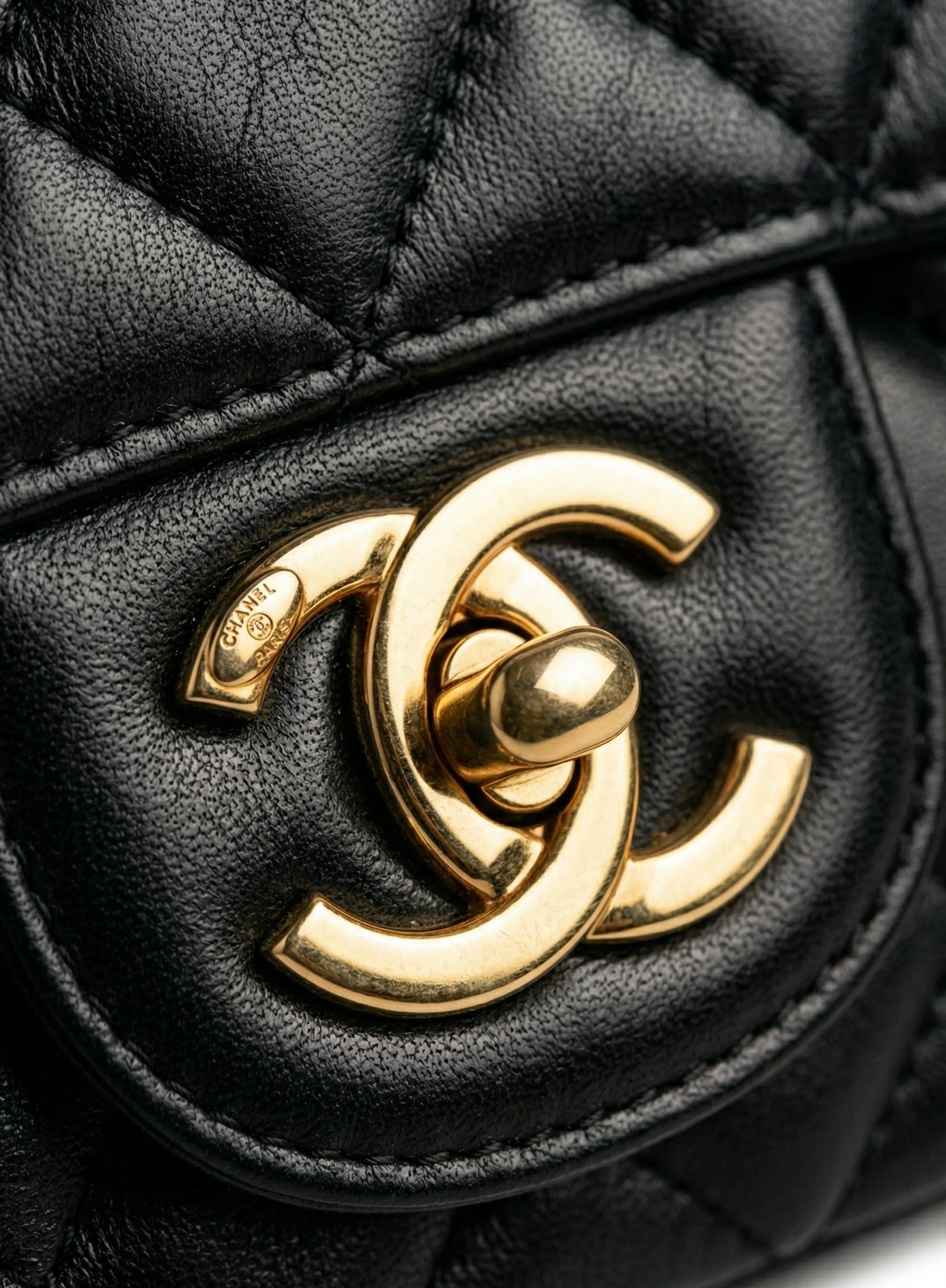 Echte Chanel Tasche erkennen — das CC-Verschluss-Detail