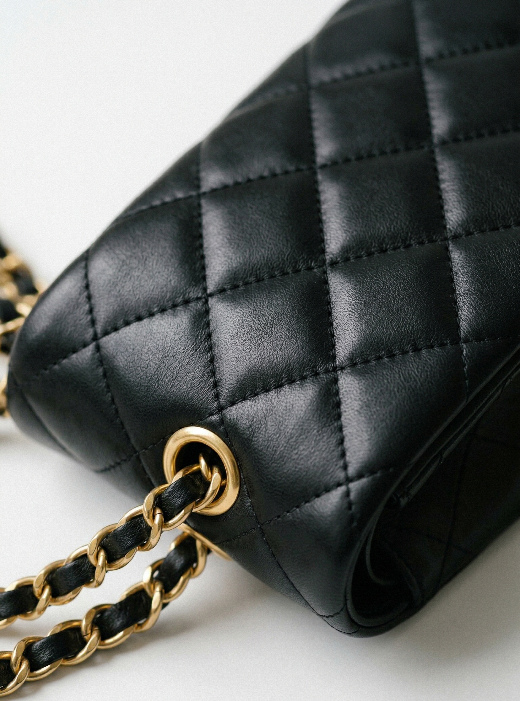 Chanel Tasche Handwerkskunst — gestepptes Leder und Goldkette im Detail
