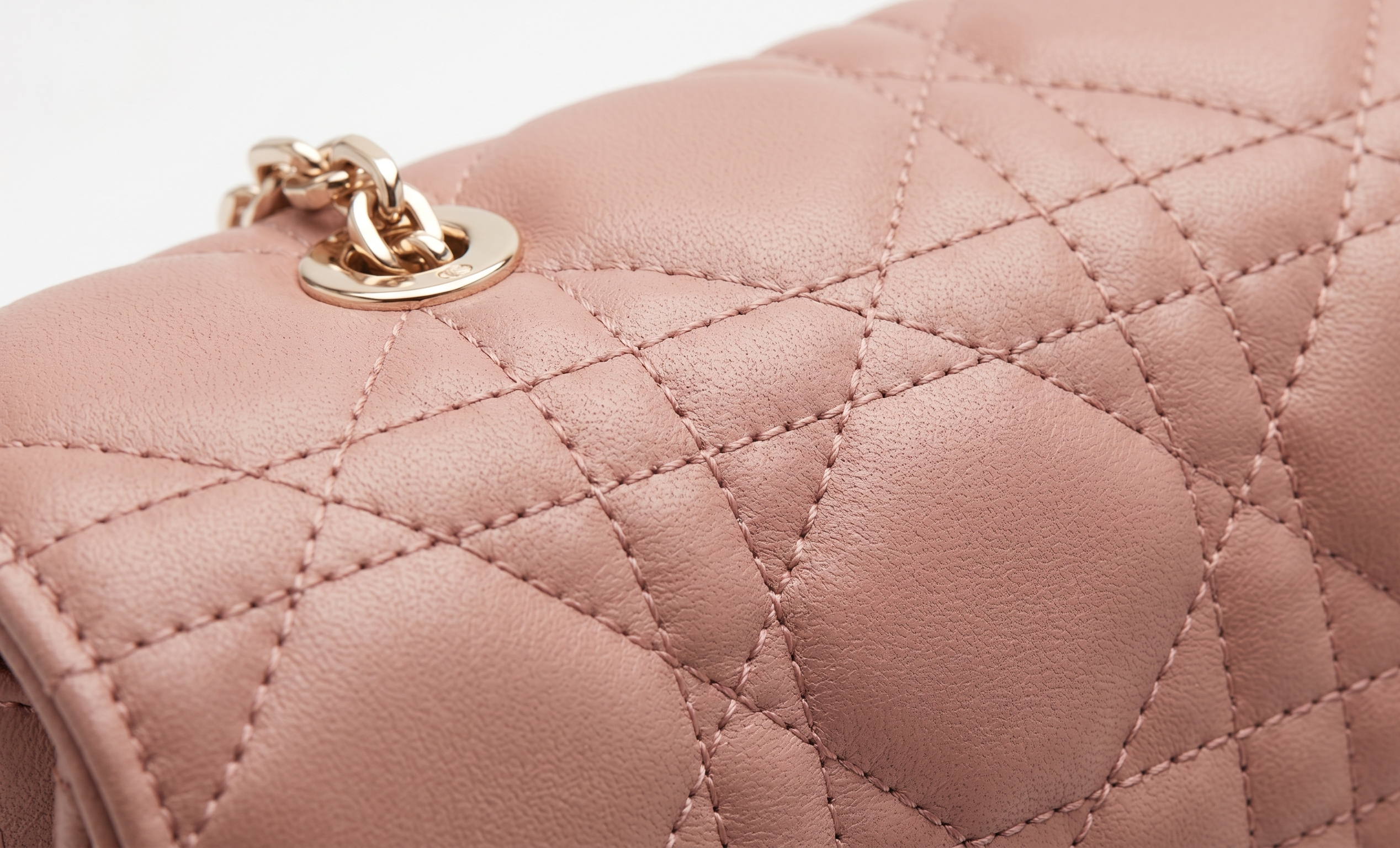 Echte Dior Tasche erkennen — Cannage Muster, DIOR Buchstaben und Leder im Detail