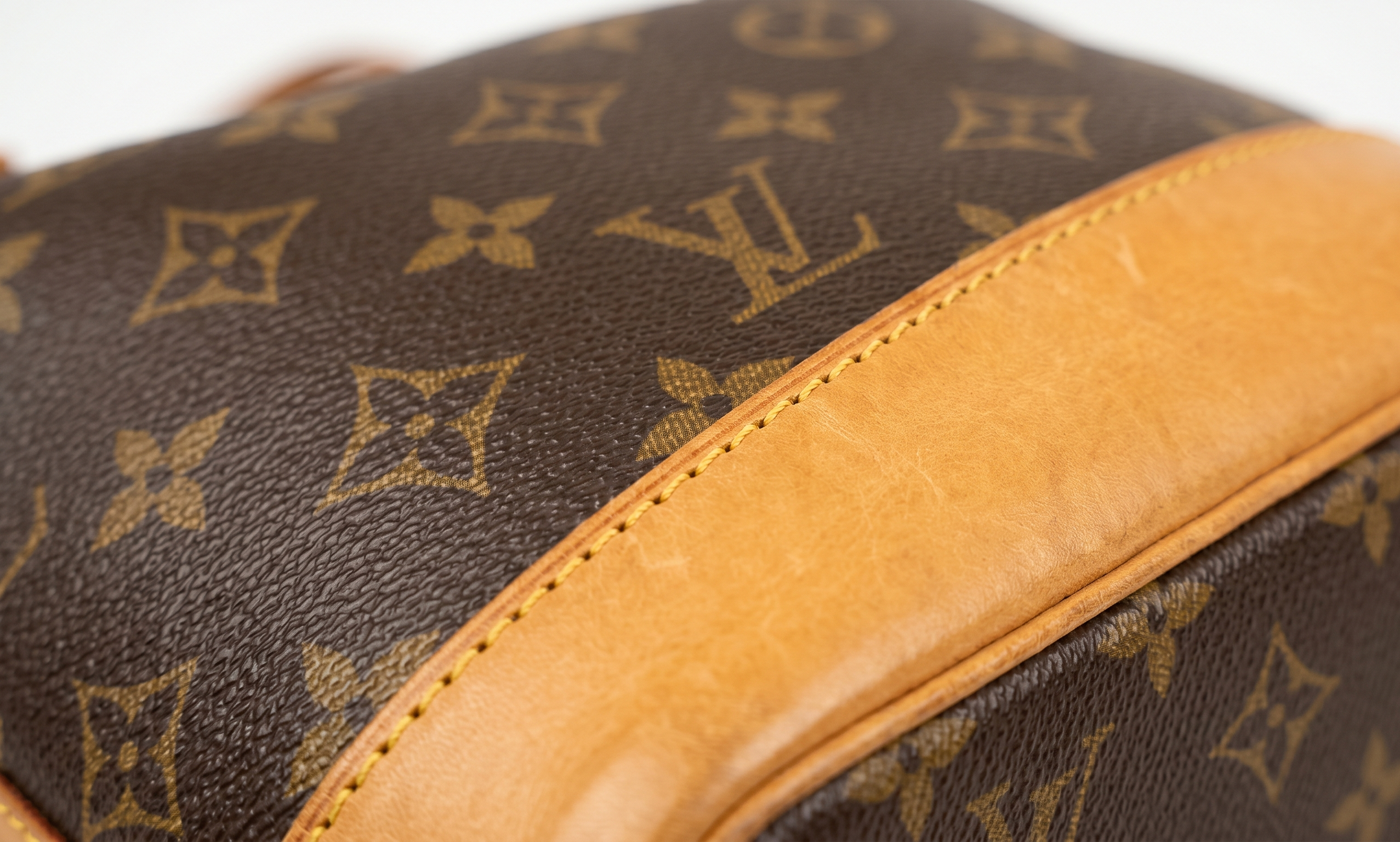 Echte Louis Vuitton Tasche erkennen — Monogramm, Nähte und Datumscode